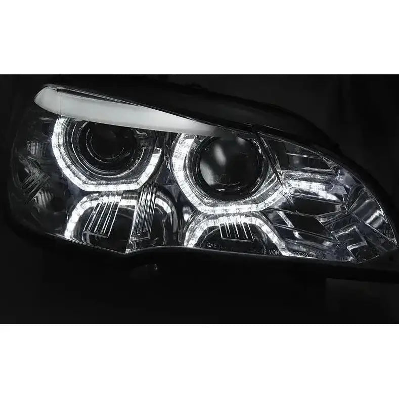 Headlamp Bmw X5 E70 07-10 nærbilde med to LED-lyskretser og klart glass, skrå vinkel mot høyre.