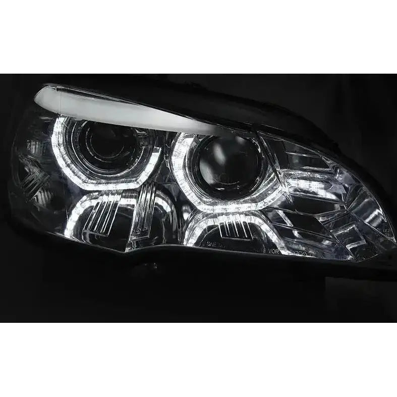 Headlamp Bmw X5 E70 LED DRL nærbilde med kromdetaljer og karakteristiske ringer mot svart bakgrunn.
