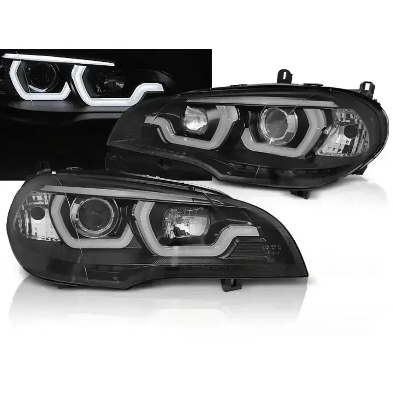 Hovedlys Bmw X5 E70 07-13 Tube Light DRL i svart plast med klare linser, sett skrått forfra.