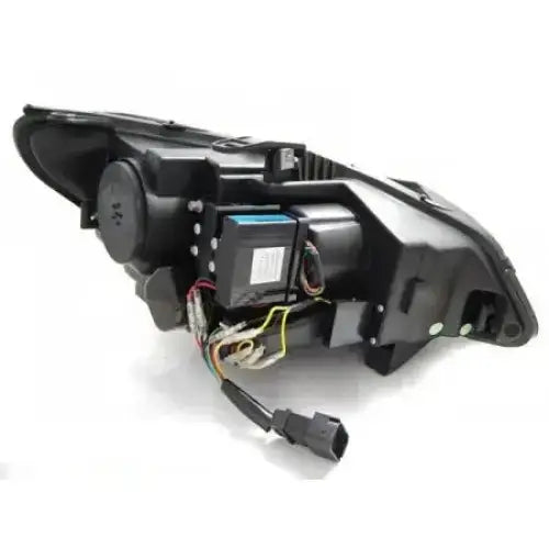 Headlights Bmw Z4 E89 bakside med synlige ledninger, elektroniske komponenter og tilkoblingsplugger.