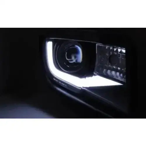 Hovedlykter Chevrolet CAMARO 09-13 med LED Tube Light, nærbilde fra skrå vinkel i mørkt miljø.