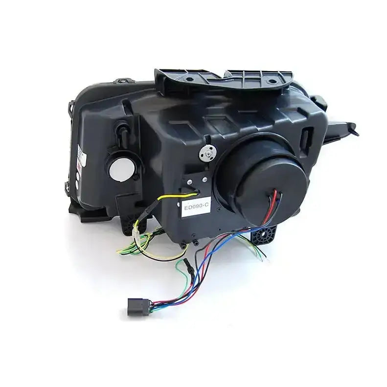 Headlights Chevrolet Camaro 09-13 Tube Light Black sett fra skrå vinkel med ledninger og etiketter.