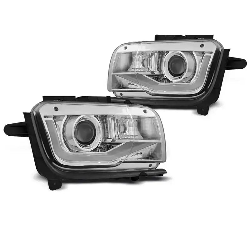 Frontlykter Chevrolet CAMARO 09-13 Tube Light Chrome med klare linser og sort ramme sett fra skrå vinkel.