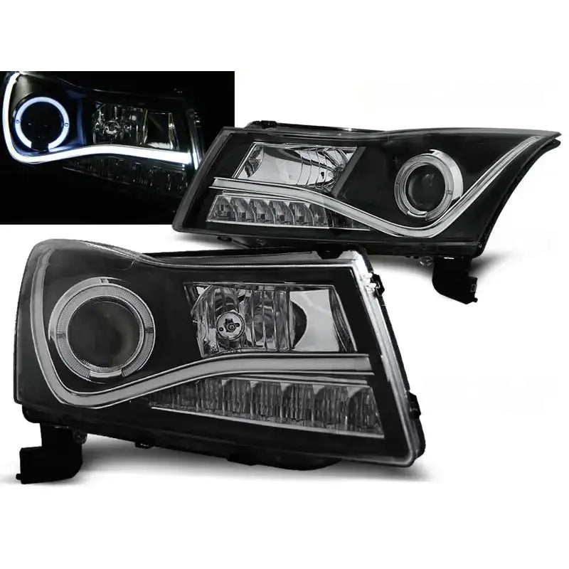 Frontlykter Chevrolet Cruze 09-12 Black med klart glass, projektorlinse og LED-lysstripe, skrå vinkel.