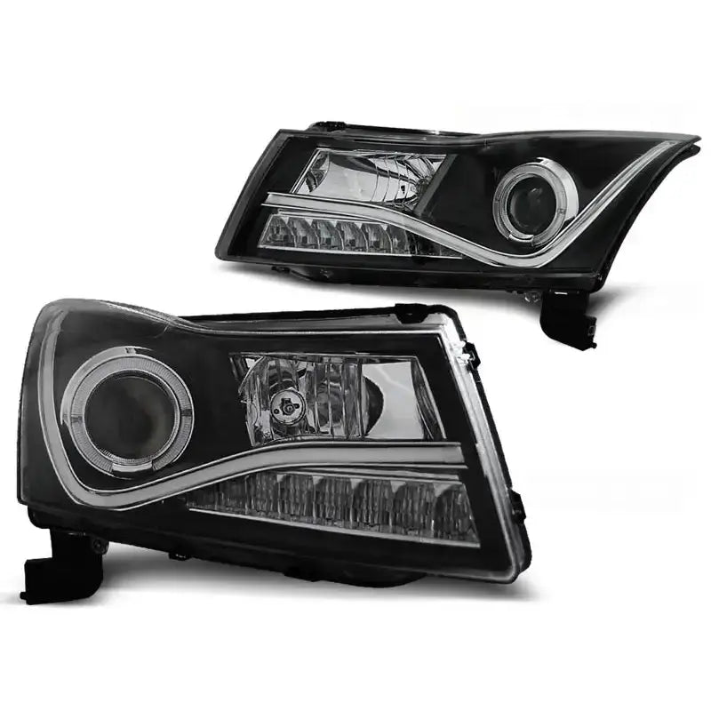 Hovedlykter Chevrolet Cruze 09-12 Black med LED og buet lyssignatur, sett skrått forfra.