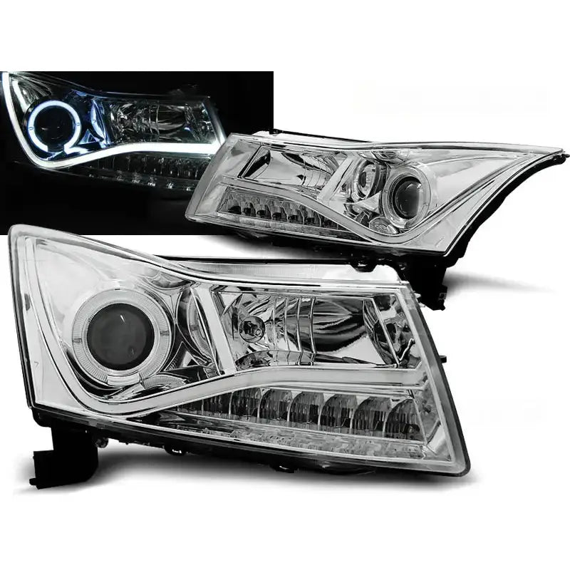 Frontlykter Chevrolet Cruze 09-12 i krom, sett skrått, med LED-lysringer tent i mørket.