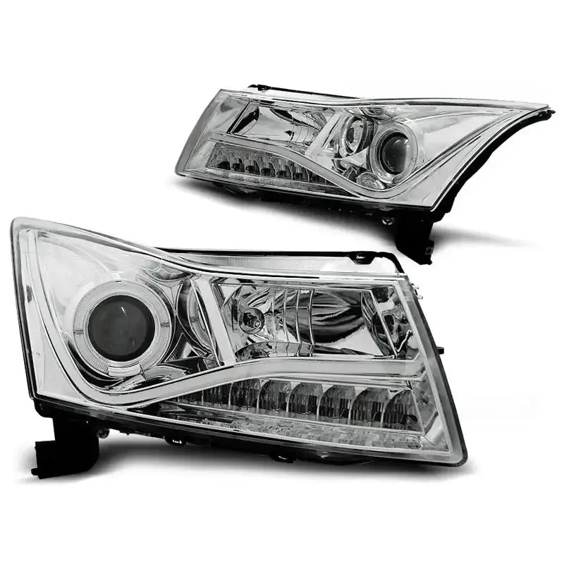 Hovedlykter Chevrolet Cruze 09-12 i krom, vist fra skrå vinkel med synlige reflektorer og linser.