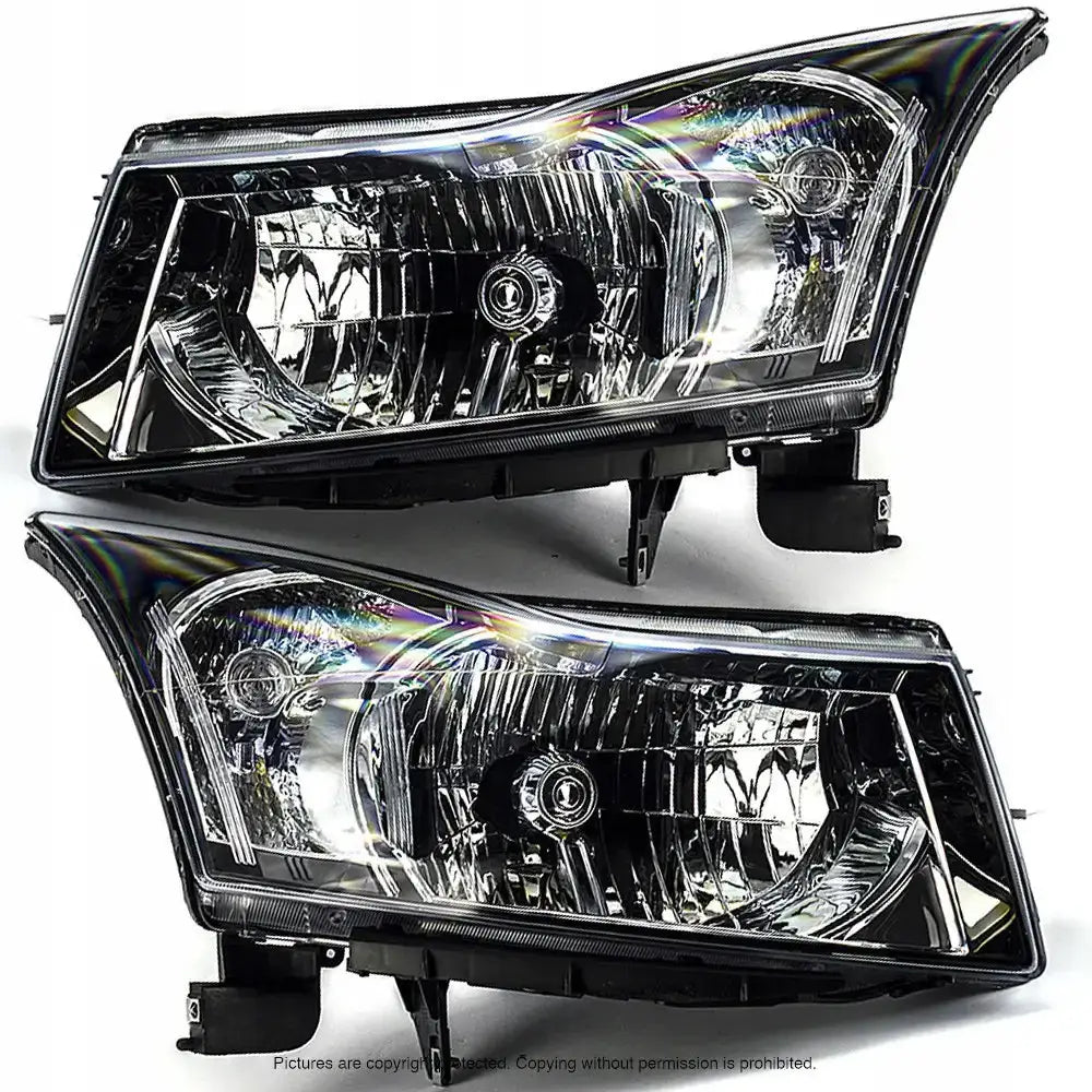 Frontlykter Chevrolet Cruze 09-12 H4 i sort og klar plast sett fra skrå vinkel med synlige reflektorer.