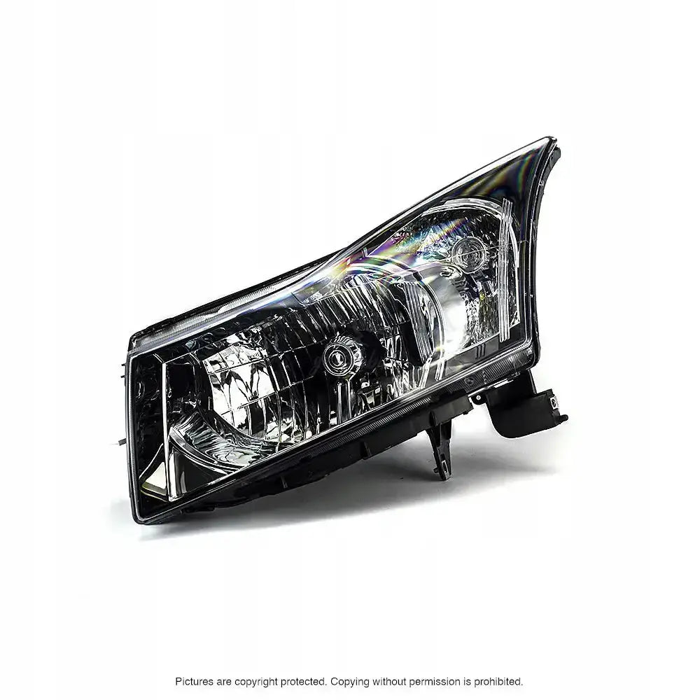 Hovedlykter Chevrolet Cruze 09-12 H4 med klar plast, sort ramme og synlige reflekterende detaljer.