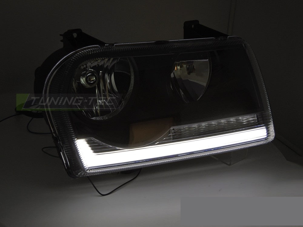 Nærbilde av Tube Light frontlykt Chrysler 300 svart hus LPCH51