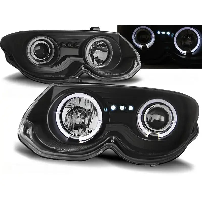 Frontlykter Chrysler 300 M Angel Eyes Black med LED-lysringer og kromdetaljer, sett fra skrå vinkel.