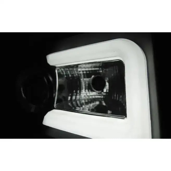 Headlights Chrysler 300C 05-10 Black Tube Light med klar LED-ramme, sett forfra mot mørk bakgrunn.