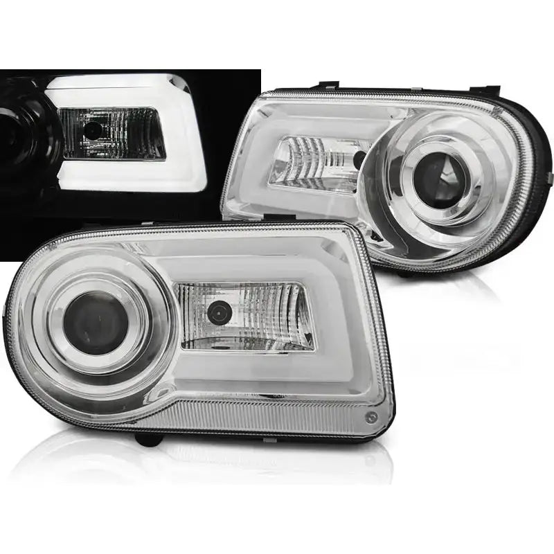 Frontlykter Chrysler 300C 05-10 Chrome Tube Light med LED-lyslist, sett fra skrå vinkel.