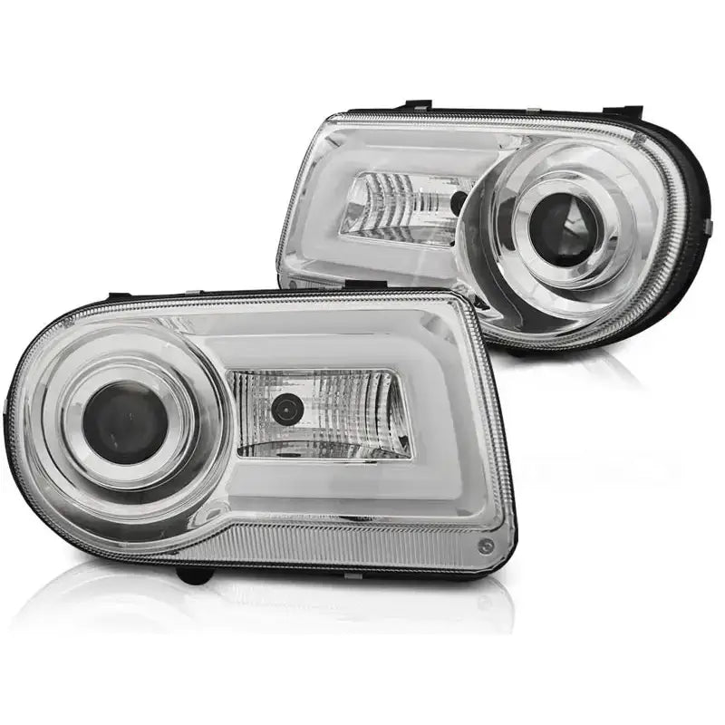 Hovedlykter Chrysler 300C 05-10 i krom med runde linser og sorte detaljer, vist fra skrå vinkel.