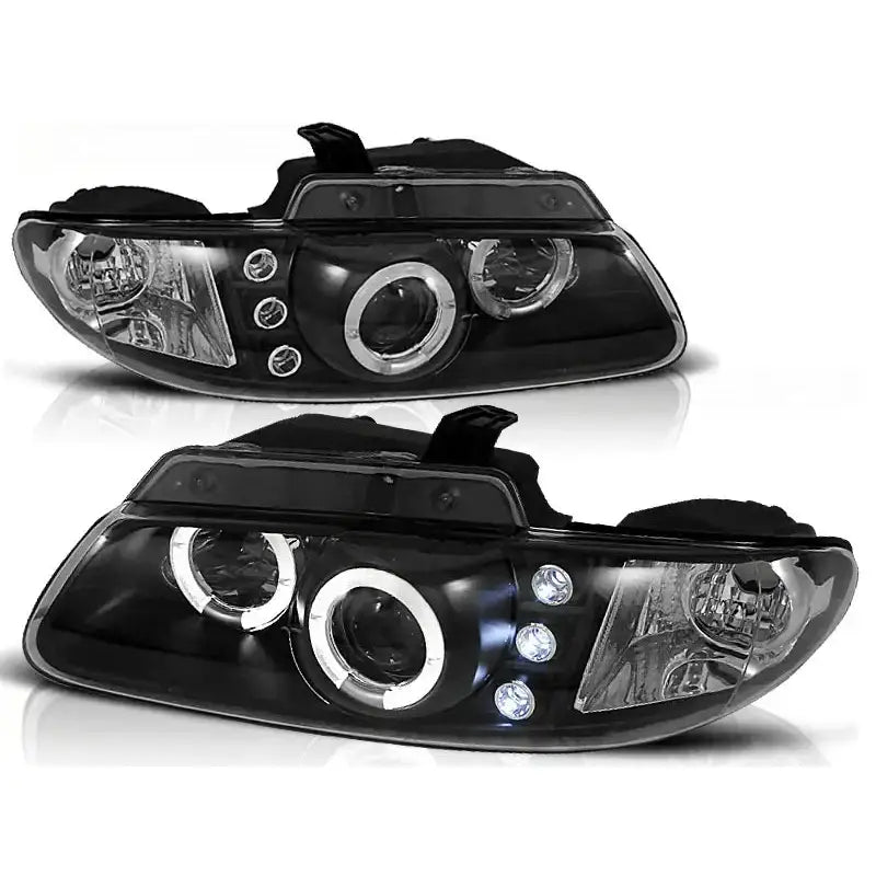 Hovedlykter Chrysler Voyager Angel Eyes Black med sorte detaljer og LED-lys, sett fra skrå vinkel.