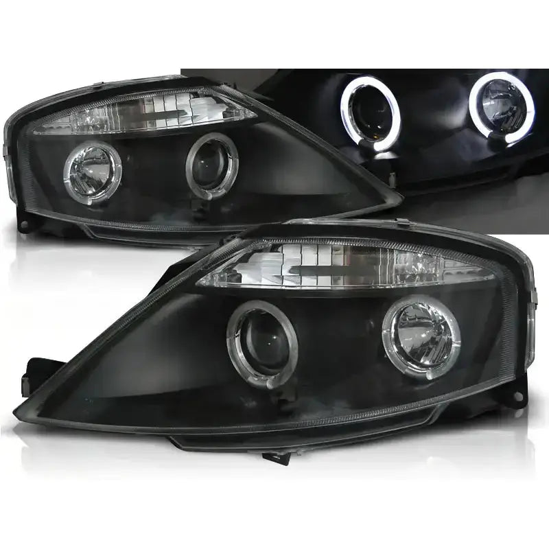 Frontlykter Citroen C3 Angel Eyes Black med doble runde linser og hvit LED-ring, sett skrått forfra.