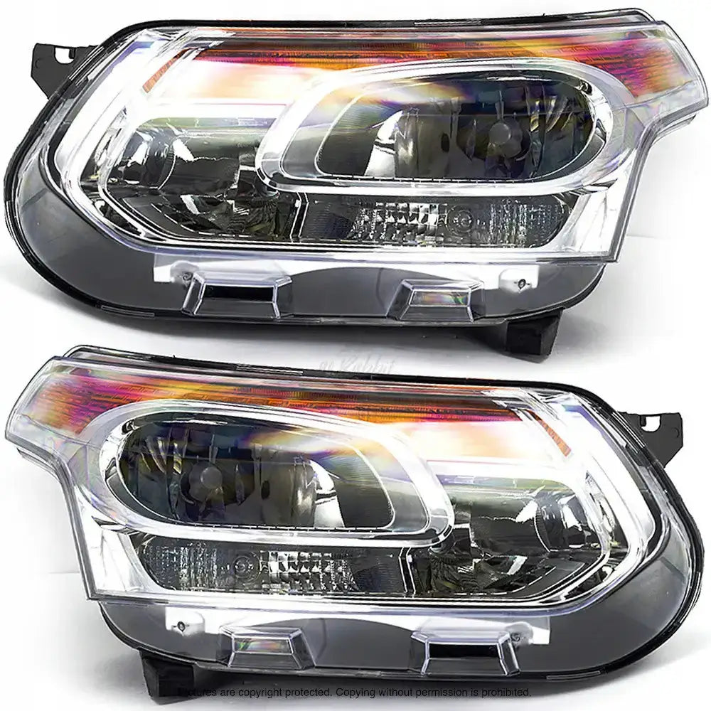 Frontlykter Citroen C3 Picasso 09-17 med sorte og sølv detaljer, sett forfra mot hvit bakgrunn.