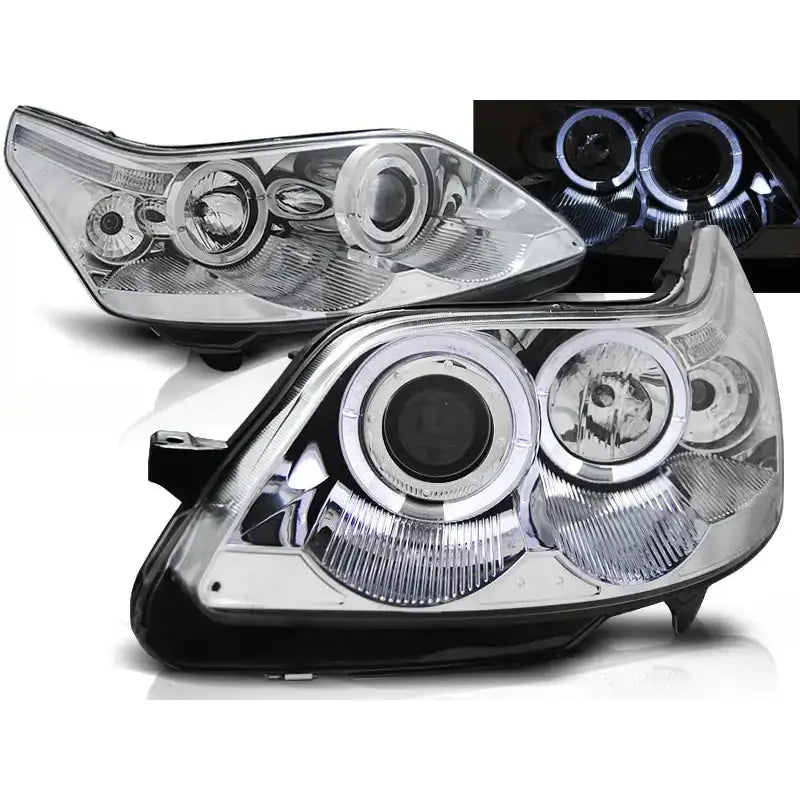 Frontlykter Citroen C4 04-10 Angel Eyes Chrome med klar plast, krom og synlige LED-lys fra skrå vinkel.