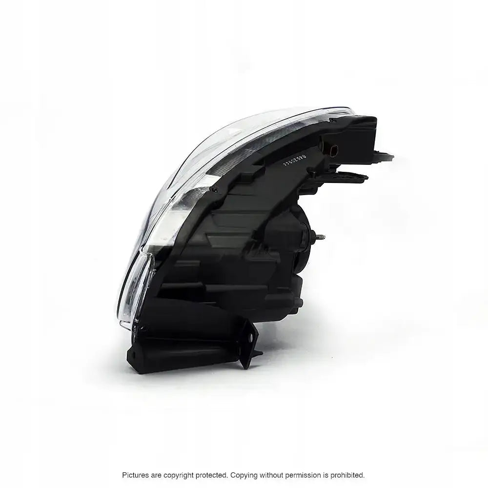 Hovedlys for Dacia Dokker vist fra skrå bakside med sort bakside og klar plastfront.