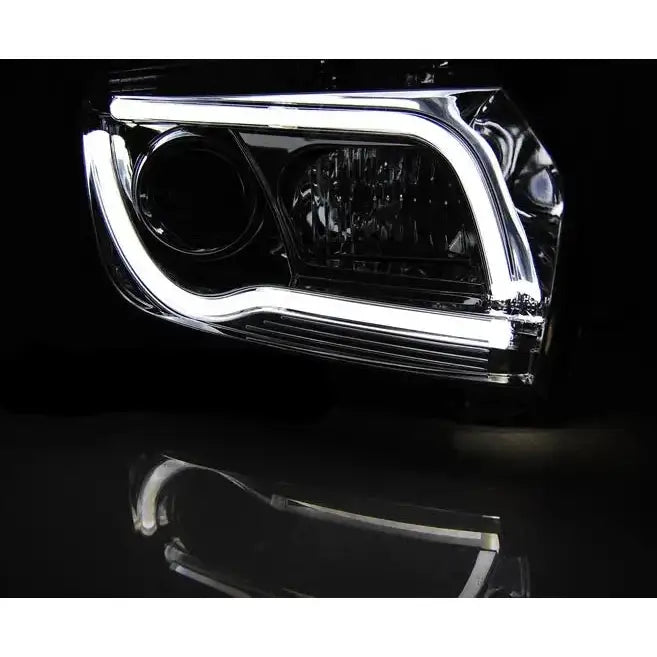 Hovedlys Dacia Duster 04.10-14 Chrome Tube Light med klart LED-lys og kromdetaljer, sett fra skrå vinkel.