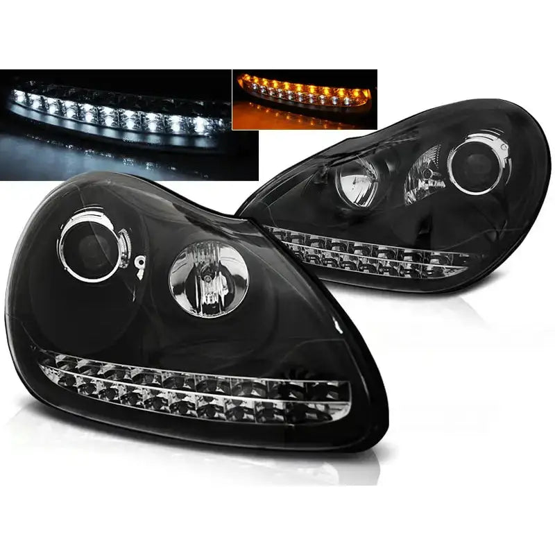 Frontlykter Daylight Black HID Xenon til Porsche Cayenne 02-06 med LED-lysstripe, sett fra skrå vinkel.