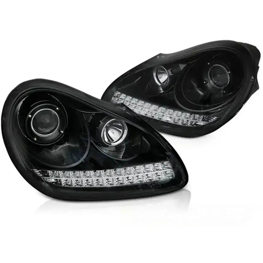 Frontlykter Daylight Black HID Xenon til Porsche Cayenne 02-06 med LED-lysrekker, sett skrått forfra.