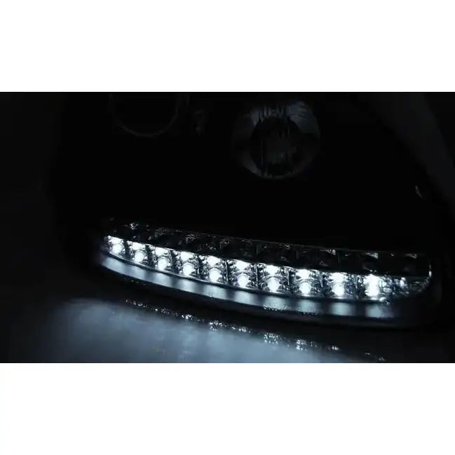Hovedlys Daylight Black HID Xenon for Porsche Cayenne 02-06, sett forfra med kraftig hvitt LED-lys.
