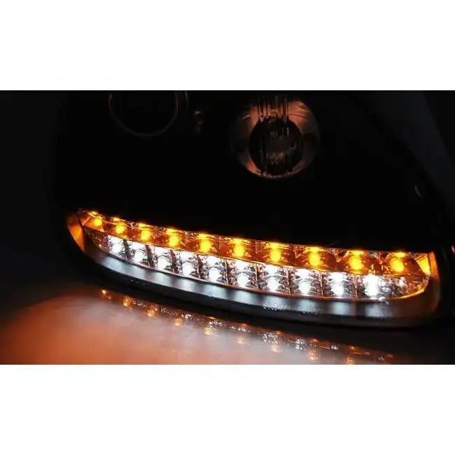 Headlights Daylight Black HID Xenon for Porsche Cayenne med to rekker LED-lys i mørkt miljø.