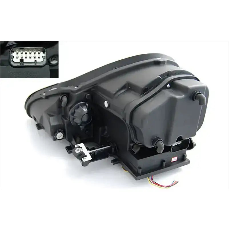 Headlights Daylight Black HID Xenon for Porsche Cayenne 02-06 sett bakfra med synlige ledninger og kontakt.