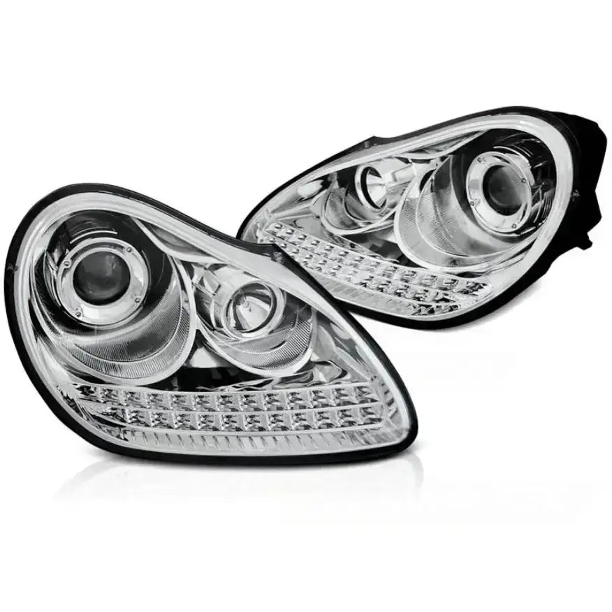 Frontlykter Daylight Chrome HID Xenon til Porsche Cayenne 02-06 med klart glass og kromdetaljer.