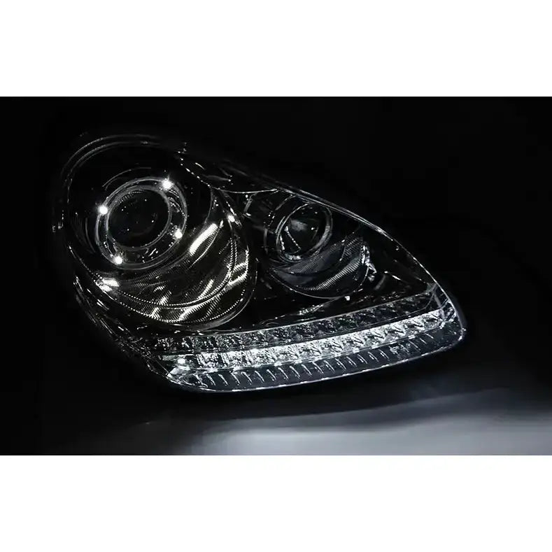 Hovedlykter Daylight Chrome HID Xenon for Porsche Cayenne med LED-stripe, nærbilde mot svart bakgrunn.