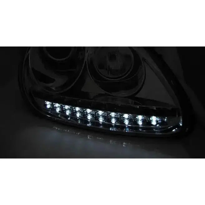 Headlights Daylight Chrome HID Xenon til Porsche Cayenne 02-06 med LED-lys tent på svart bakgrunn.