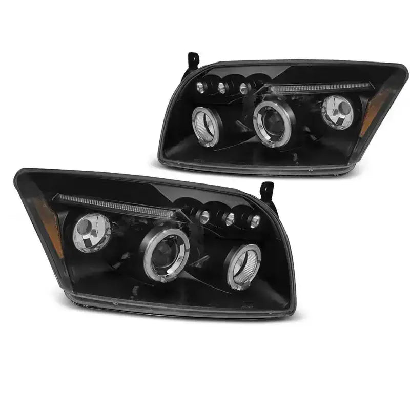 Frontlykter Dodge CALIBER 06-12 Angel Eyes Black med sort bakgrunn og projeksjonslinser, sett fra vinkel.
