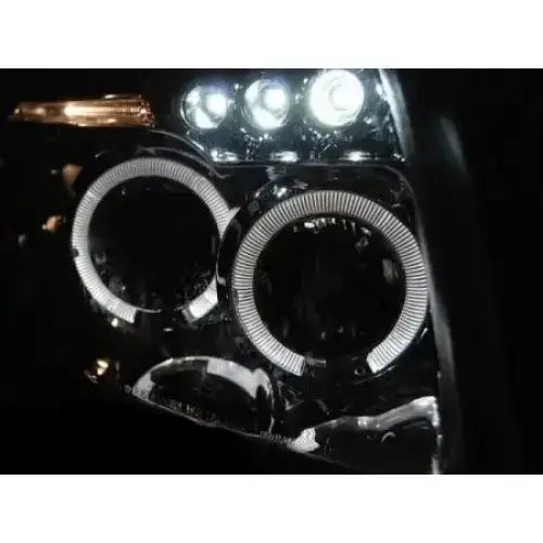 Headlights Dodge Caliber 06-12 Angel Eyes Chrome med to LED-ringer og flere LED-pærer i mørket.