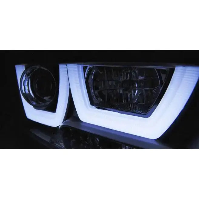 Headlights Dodge Charger LX II Tube Light Black med LED-lysrammer, sett forfra i mørkt miljø.