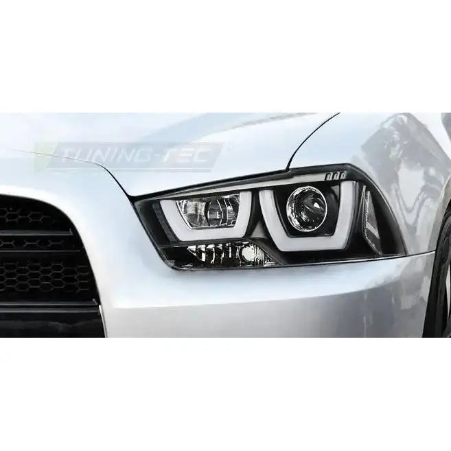 Frontlykter Dodge Charger LX II Tube Light Black nærbilde med moderne LED-design på sølvfarget bil.