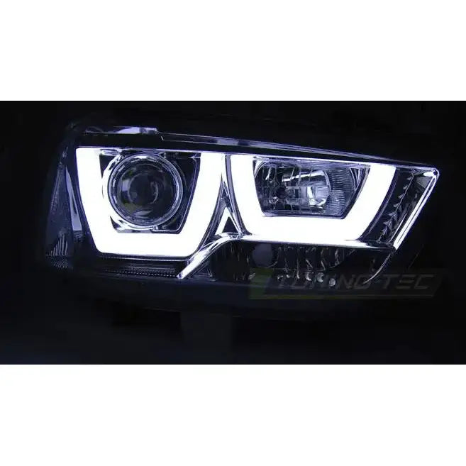 Headlamp Dodge Charger LX II 11-15 med LED-lys, sett forfra i mørkt miljø med hvite lyssignaturer.