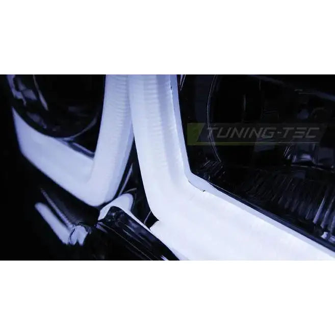 Frontlykter Dodge Charger LX II med hvite LED Tube Light og kromdetaljer, nærbilde mot sort bakgrunn.