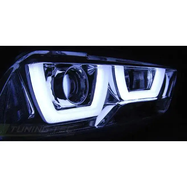 Hovedlykter Dodge Charger LX II 11-15 med LED-lysbånd, nærbilde fra skrå vinkel mot svart bakgrunn.