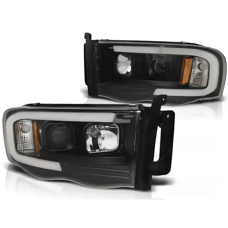 Hovedlykter Dodge Ram 02-06 Tube Light Black med sorte detaljer og hvite LED-striper, sett forfra.
