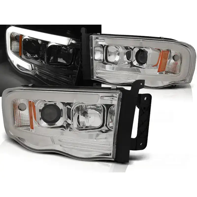 Frontlykter Dodge Ram 02-06 Tube Light Chrome med klar plast, kromdetaljer og oransje innslag.