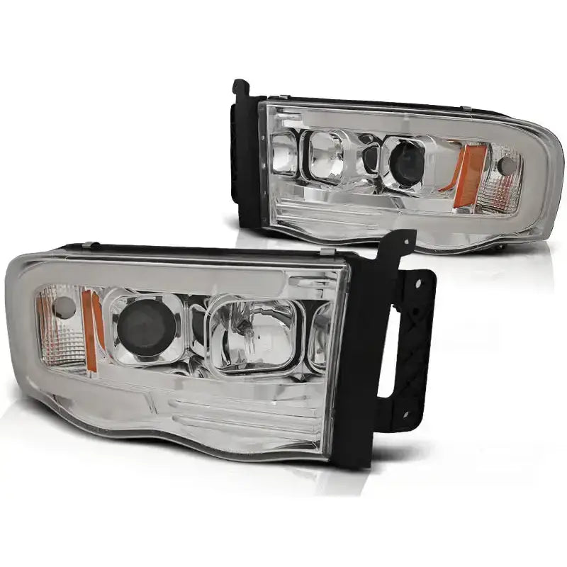 Hovedlykter Dodge Ram 02-06 Tube Light Chrome sett skrått forfra med klare og sorte detaljer.