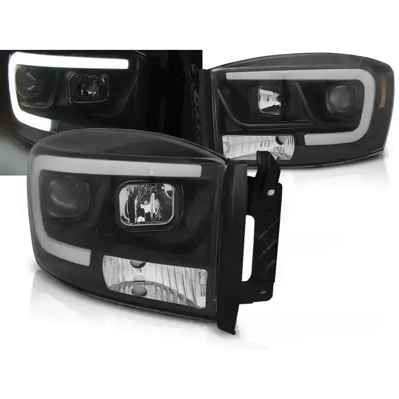 Frontlykter Dodge Ram 06-08 Tube Light Black med LED-lysstriper, avbildet fra skrå vinkel.