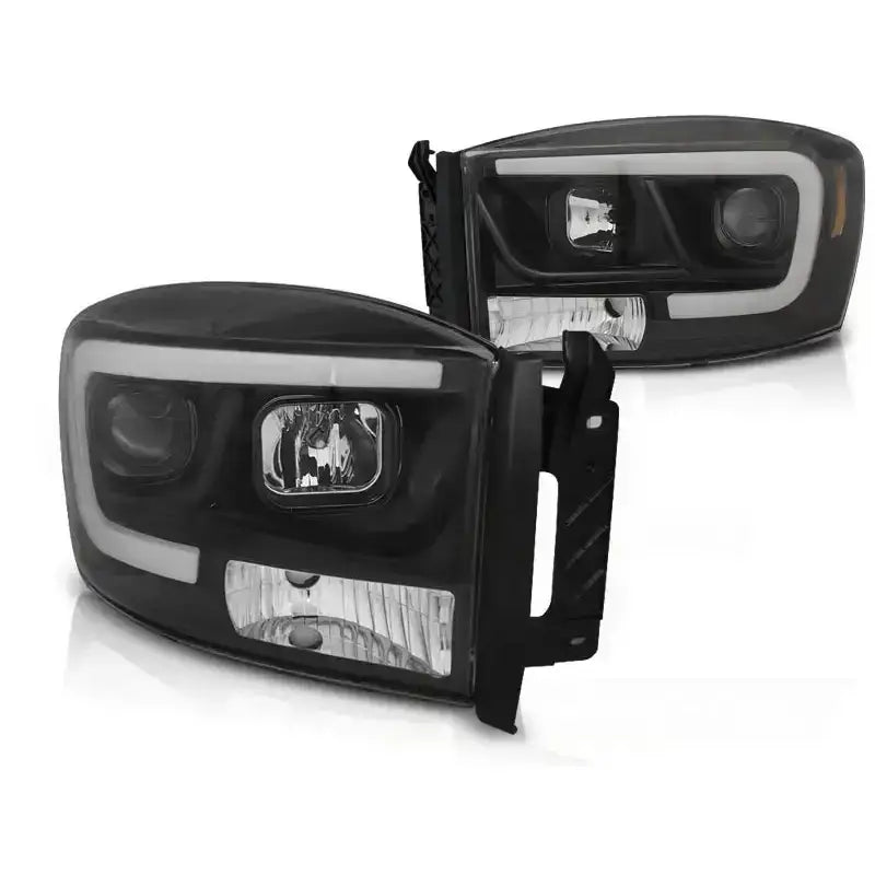 Hovedlykter Dodge Ram 06-08 Tube Light Black med LED-lyslist, sett fra skrå vinkel mot hvit bakgrunn.