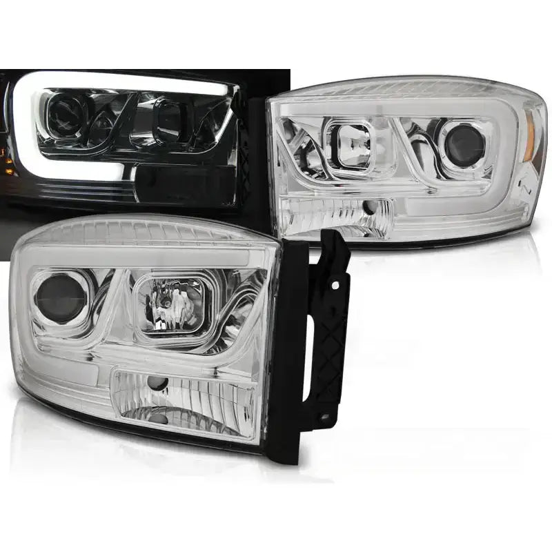 Frontlykter Dodge Ram 06-08 Tube Light Chrome med klare glass og kromdetaljer, nærbilde fra skrå vinkel.