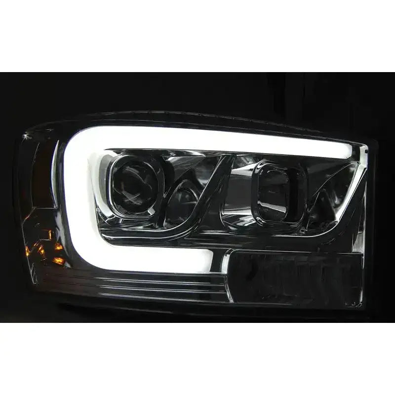 Headlights Dodge Ram 06-08 Tube Light Chrome vist forfra med LED-lys og detaljerte reflektorer.