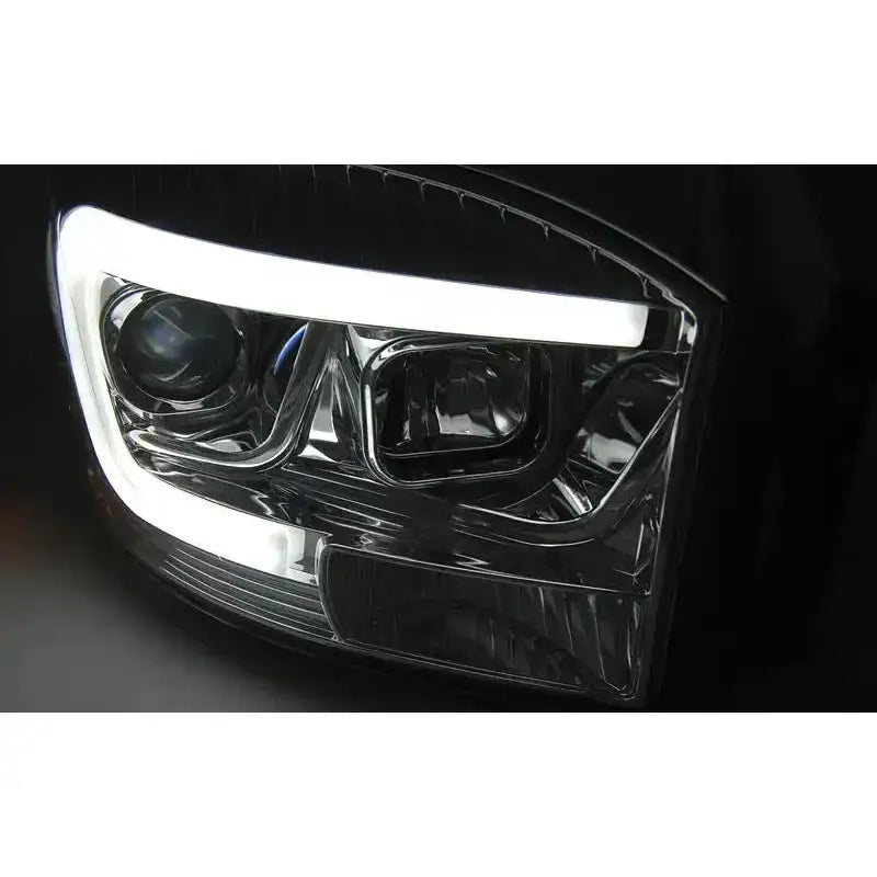 Headlamp Dodge Ram 06-08 Tube Light Chrome med LED-lys og sølvdetaljer, sett fra siden.