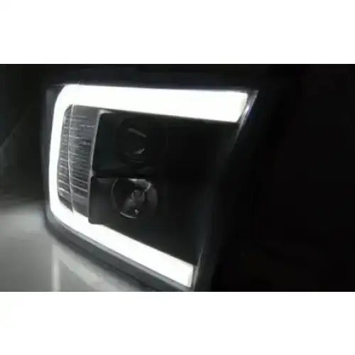 Hovedlys Dodge Ram 09-18 Tube Light Black med rektangulær LED-ramme og svart innfatning.