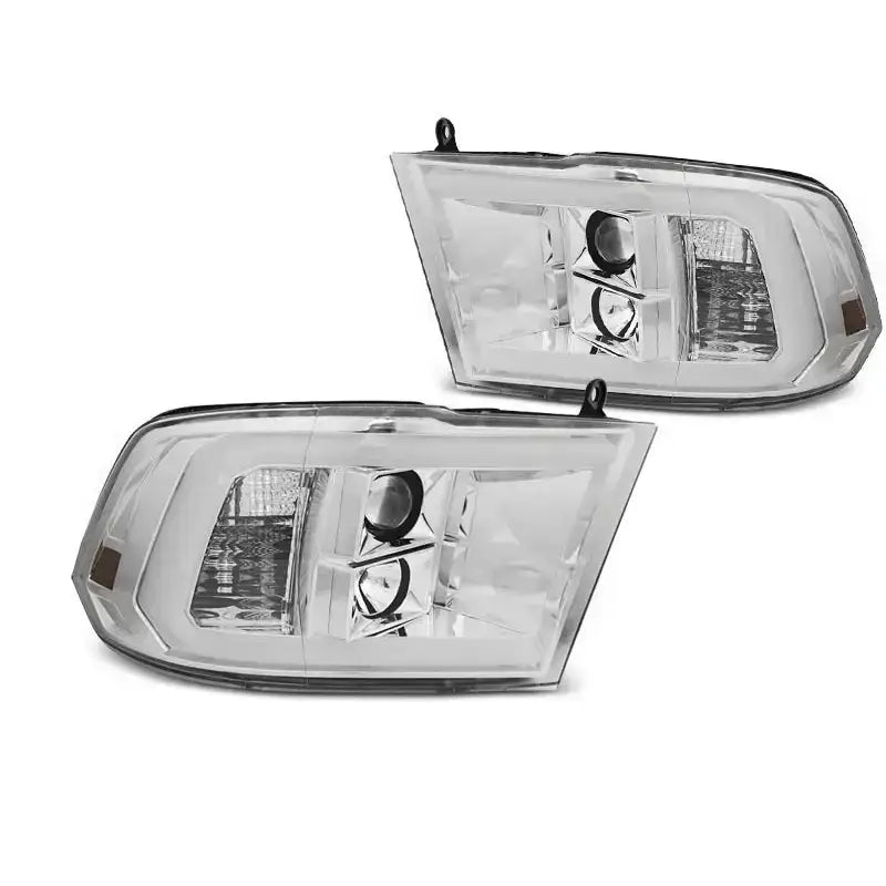 Frontlykter Dodge Ram 09-18 Tube Light Chrome med doble reflektorer og sorte detaljer, skrå vinkel.
