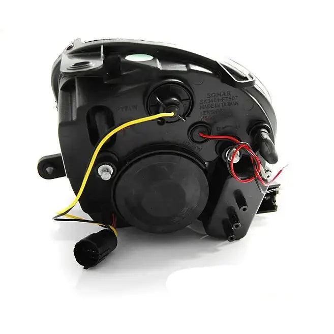 Hovedlys bakside av Fiat 500 07 Chrome LED frontlykt med ledninger og skruefester på hvit bakgrunn.